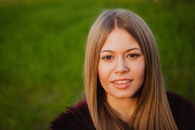 sarışın kız parkta