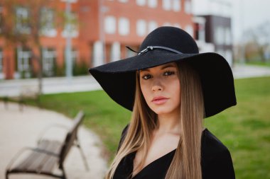 sarışın kız giyiyor şapka 