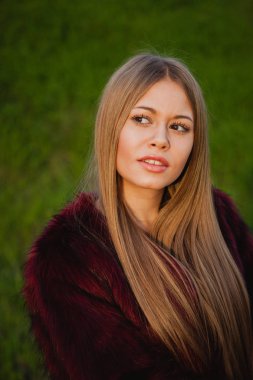 sarışın kız parkta