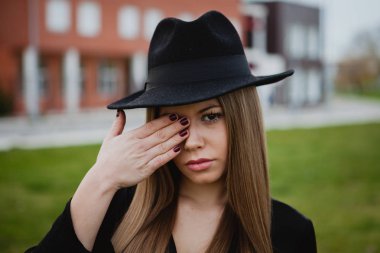 sarışın kız giyiyor şapka 