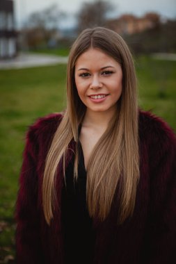 kürk manto parkta kızla