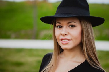 sarışın kız giyiyor şapka 