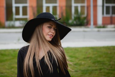 sarışın kız giyiyor şapka 