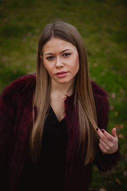 kürk manto parkta kızla