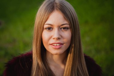 sarışın kız parkta