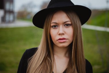 sarışın kız giyiyor şapka 