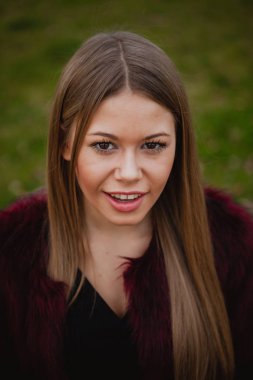 sarışın kız parkta