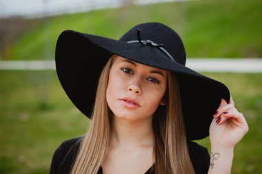 sarışın kız giyiyor şapka 