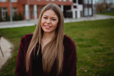 kürk manto parkta kızla