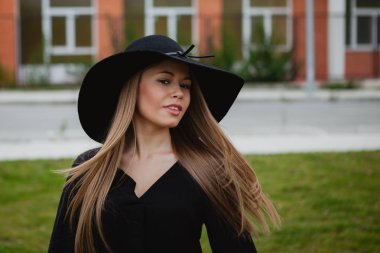 sarışın kız giyiyor şapka 