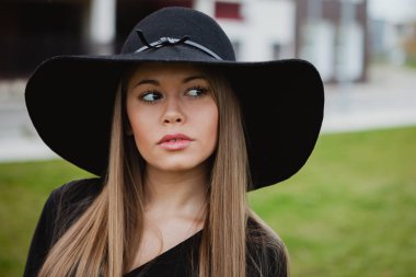 sarışın kız giyiyor şapka 