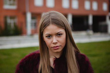 kürk manto parkta kızla