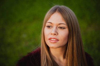 sarışın kız parkta