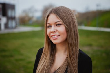 sarışın kız parkta