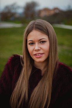 kürk manto parkta kızla