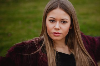 kürk manto parkta kızla