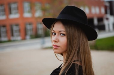 sarışın kız giyiyor şapka 