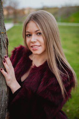 sarışın kızın yanında ağaç gövdesi