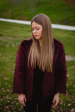 kürk manto parkta kızla