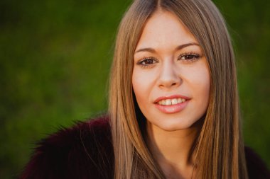 sarışın kız parkta