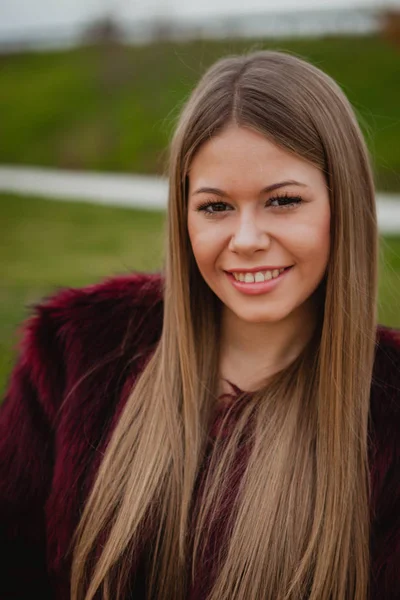 Mädchen mit Pelzmantel im Park — Stockfoto