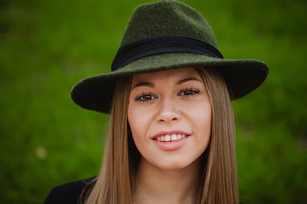 Chica rubia usando sombrero — Foto de Stock