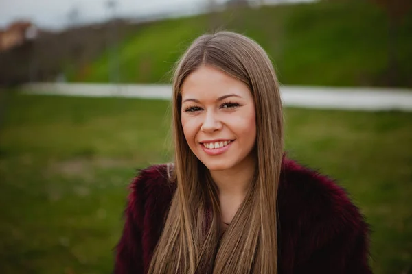 Meisje met bontjas in park — Stockfoto