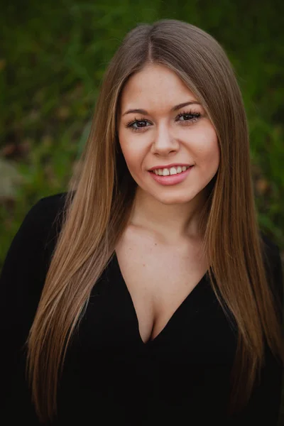 Blondes Mädchen im Park — Stockfoto