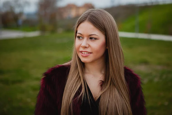 Mädchen mit Pelzmantel im Park — Stockfoto