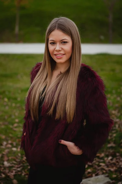 Chica con abrigo de piel en el parque — Foto de Stock