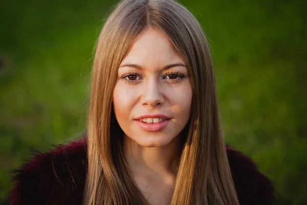 Blonde girl in park — Stock Photo, Image