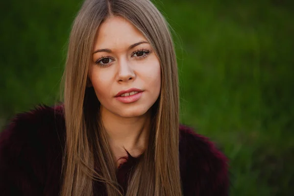 Blondes Mädchen im Park — Stockfoto