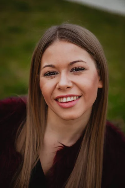 Ragazza bionda nel parco — Foto Stock