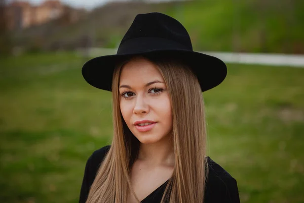 Ragazza bionda che indossa il cappello — Foto Stock