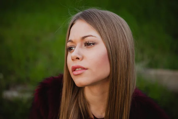 Blondes Mädchen im Park — Stockfoto