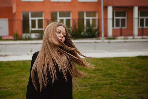 Blond meisje in park — Stockfoto