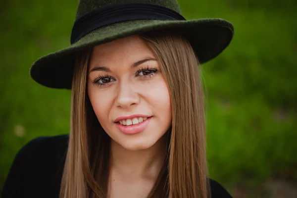 Chica rubia usando sombrero — Foto de Stock