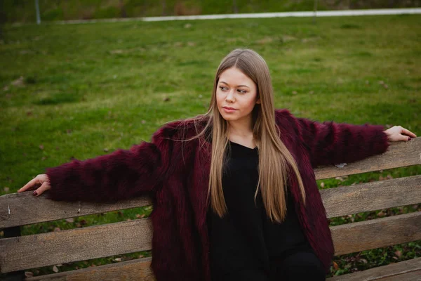 Girl with fur coat in park — Stock Photo, Image