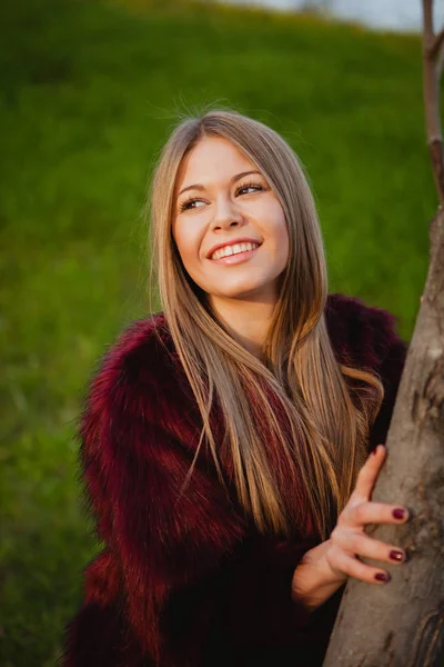 sarışın kız parkta