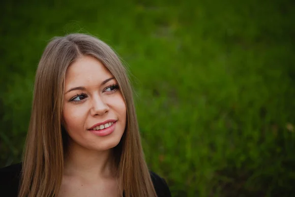 Blonde girl in park — Stock Photo, Image