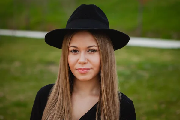 Chica rubia usando sombrero — Foto de Stock