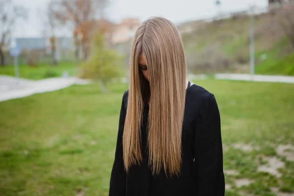 Blondýnka v parku — Stock fotografie