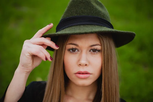 Ξανθιά κοπέλα φορώντας καπέλο — Φωτογραφία Αρχείου