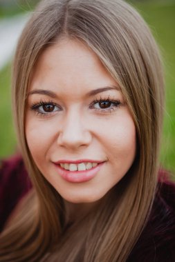 sarışın kız parkta