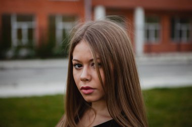 sarışın kız parkta