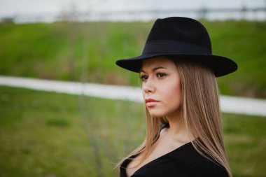 sarışın kız giyiyor şapka 