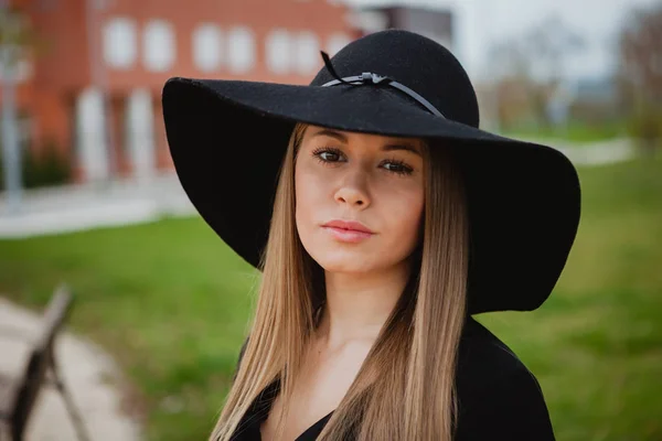 Chica rubia usando sombrero — Foto de Stock