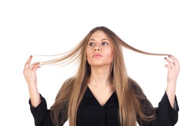 Uzun saçlı güzel bir genç kadın.