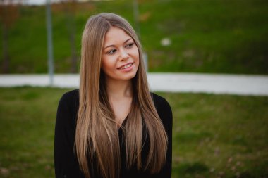 sarışın kız parkta