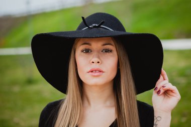 sarışın kız giyiyor şapka 